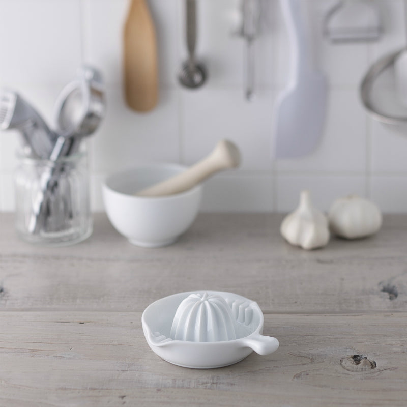 KAI SELECT100 Lemon Squeezer, SELECT100 Lemon Squeezer 143 x 127 x 50 mm, 272 g, Made in Japan, 14.3 x 12.7 x 5 cm and 272 g, Standard