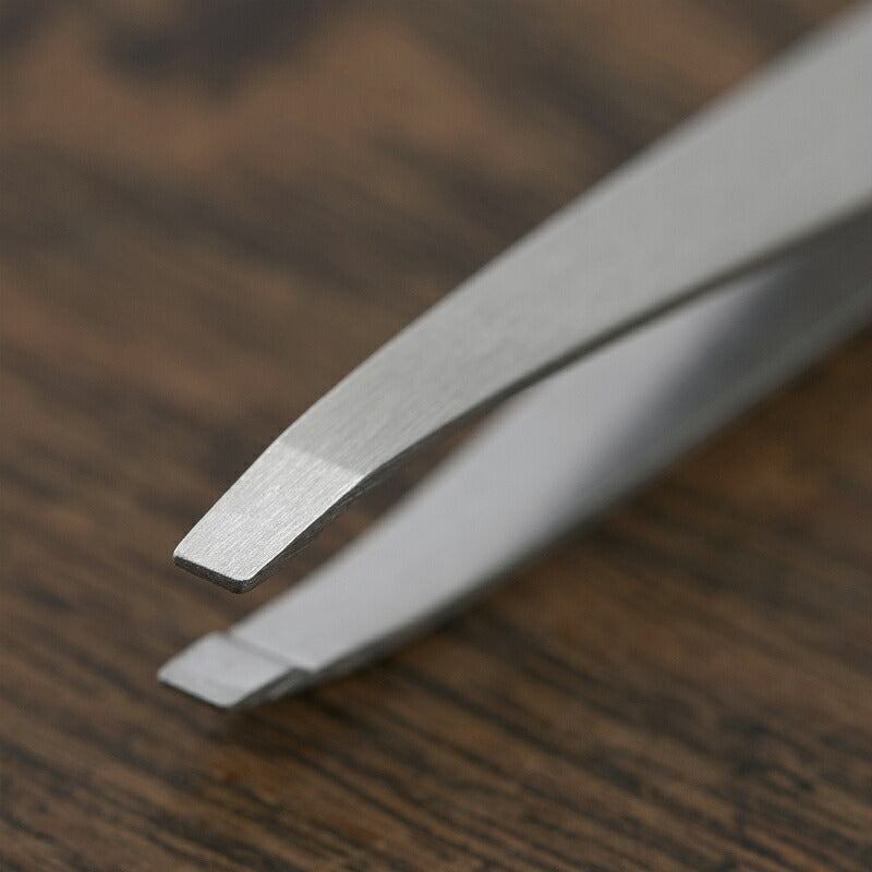 KAI Sekimagoroku Eyebrow Set, Comb Eyebrow Brush, Stylish Stainless Scissors and Eyebrow Tweezers in One Pack