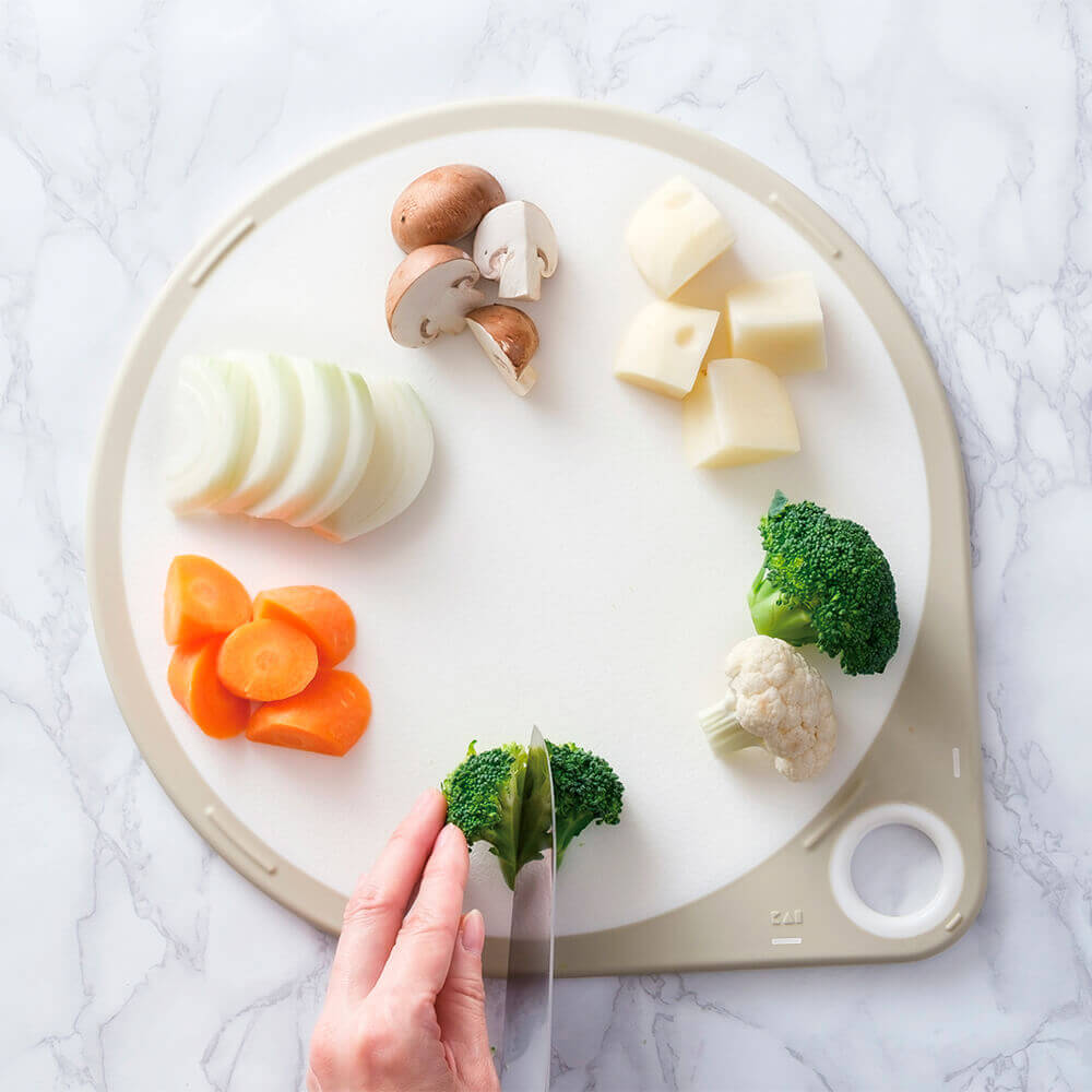 KAI Round Cutting Board, White, M (30 cm), Round Cutting Board, White, M (30 cm) 350 x 300 x 10 mm, 540 g, Made in Taiwan, 35 x 30 x 1 cm and 540 g, White