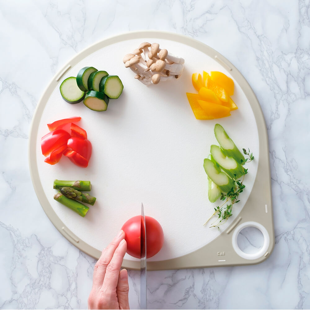 KAI Round Cutting Board, White, L (35 cm), Round Cutting Board, White, L (35 cm) 408 x 350 x 10 mm, 732 g, Made in Taiwan, 40.8 x 35 x 1 cm and 732 g, White