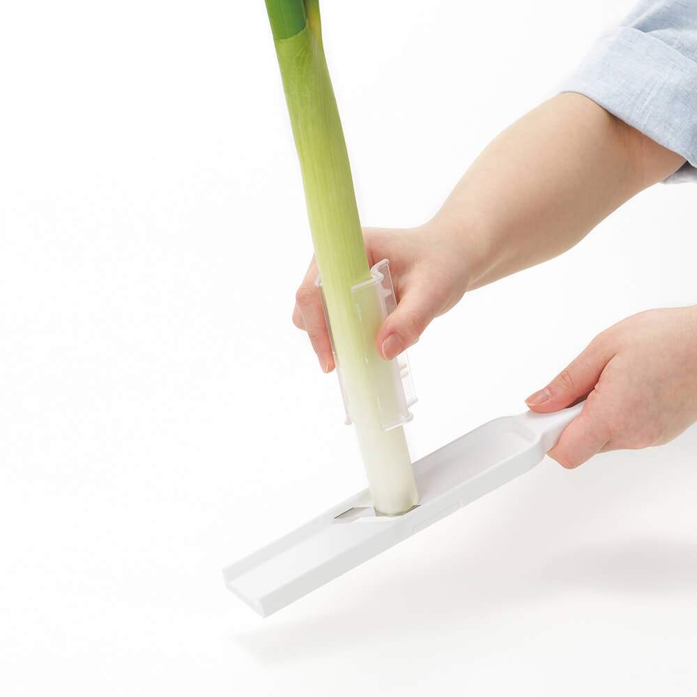 KAI Diagonal Thin-Slice Green Onion Slicer, Diagonal Thin-Slice Green Onion Slicer 268 x 38 x 40 mm, 65 g, Made in Japan, 26.8 x 3.8 x 4 cm and 65 g, Standard