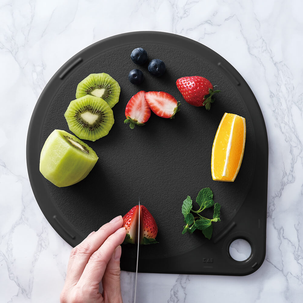KAI Round Cutting Board Black S 25cm, Round Cutting Board Black S 25cm 290 x 250 x 10 mm, 372 g, Made in Taiwan, 29 x 25 x 1 cm and 372 g, black