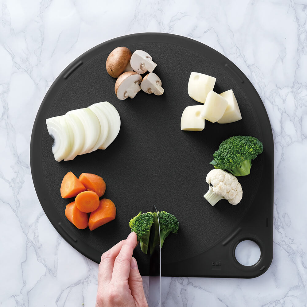 KAI Round Cutting Board Black M 30cm, Round Cutting Board Black M 30cm 350 x 300 x 10 mm, 540 g, Made in Taiwan, 35 x 30 x 1 cm and 540 g, black