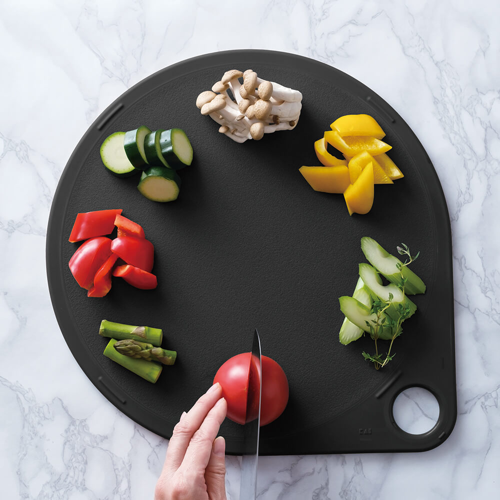 KAI Round Cutting Board, Black, L (35 cm), Round Cutting Board, Black, L (35 cm) 408 x 350 x 10 mm, 732 g, Made in Taiwan, 40.8 x 35 x 1 cm and 732 g, Black
