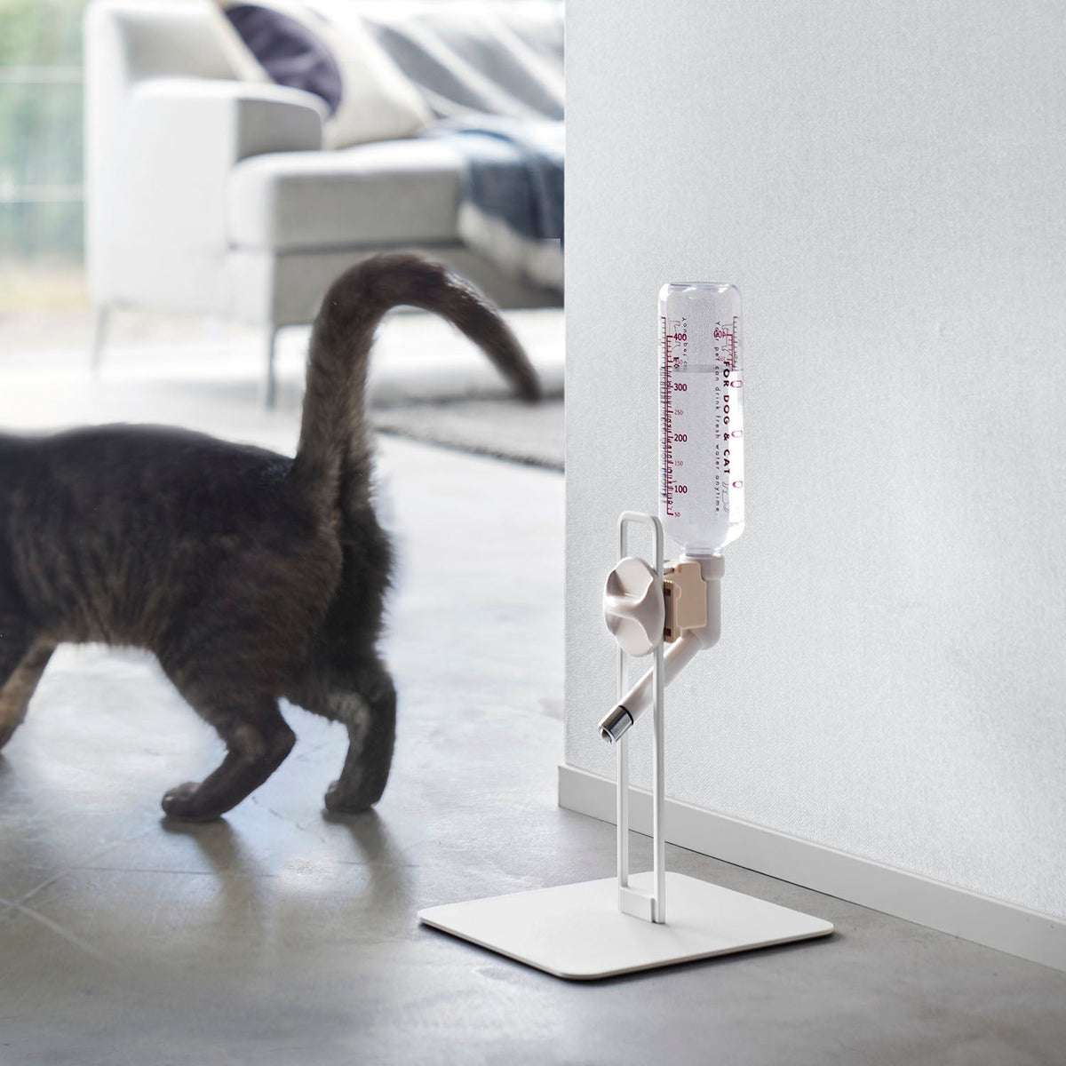 Yamazaki Nooks Pet Bottle Water Dispenser Stand S, Pet Water Bottle Stand That Sets Its Height Without Steps to Suit Your Pet and Blends Into the Room, Plain Design, Bottle Not Included, Holds 1 kg, 20 x 23 x 26 cm and 1270 g, White or Black