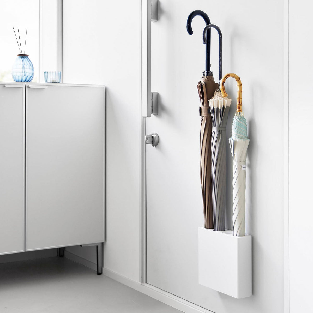 Yamazaki Smart Magnetic Umbrella Holder for Four Umbrellas, Magnetic Holder that Sticks to a Steel Entrance Door and Holds Four Umbrellas Off the Floor, 21 x 6.3 x 19 cm and 660 g, White or Black