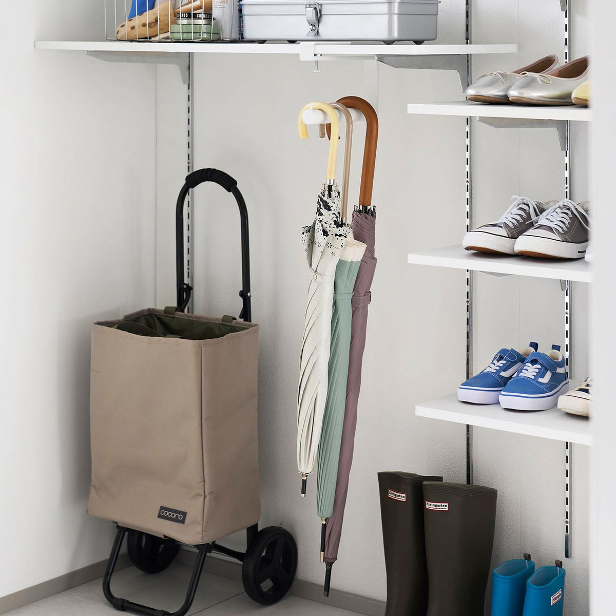 Yamazaki Tower Shoe Cabinet Hanging Umbrella Stand, Clamp-On Holder That Hangs About Five Long Umbrellas Inside a Shoe Cabinet or Walk-In Closet, Fits Shelves 1 to 2 cm Thick, Holds 3 kg, 3 x 20.4 x 14.8 cm and 450 g, White or Black
