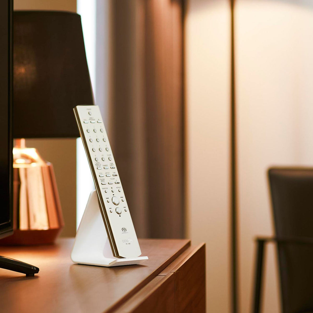 Yamazaki Tower Remote Control Stand, Slim Steel Stand That Holds a Remote Control Upright with a Curved Back and a Silicone Guard so Remotes Do Not Slide or Scratch, 6 x 9.9 x 10.4 cm and 250 g, White or Black