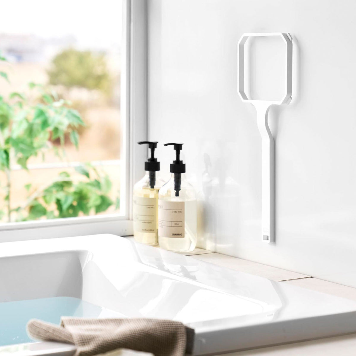 Yamazaki Tower Magnetic Bath and Washer Lint Net Holder with Handle, Handled Holder for a Store-Bought Drain Net that Scoops Hair and Scum from a Bath or Washer Tub, Sticks to a Steel Wall, 15 x 2 x 37.5 cm and 130 g, White or Black