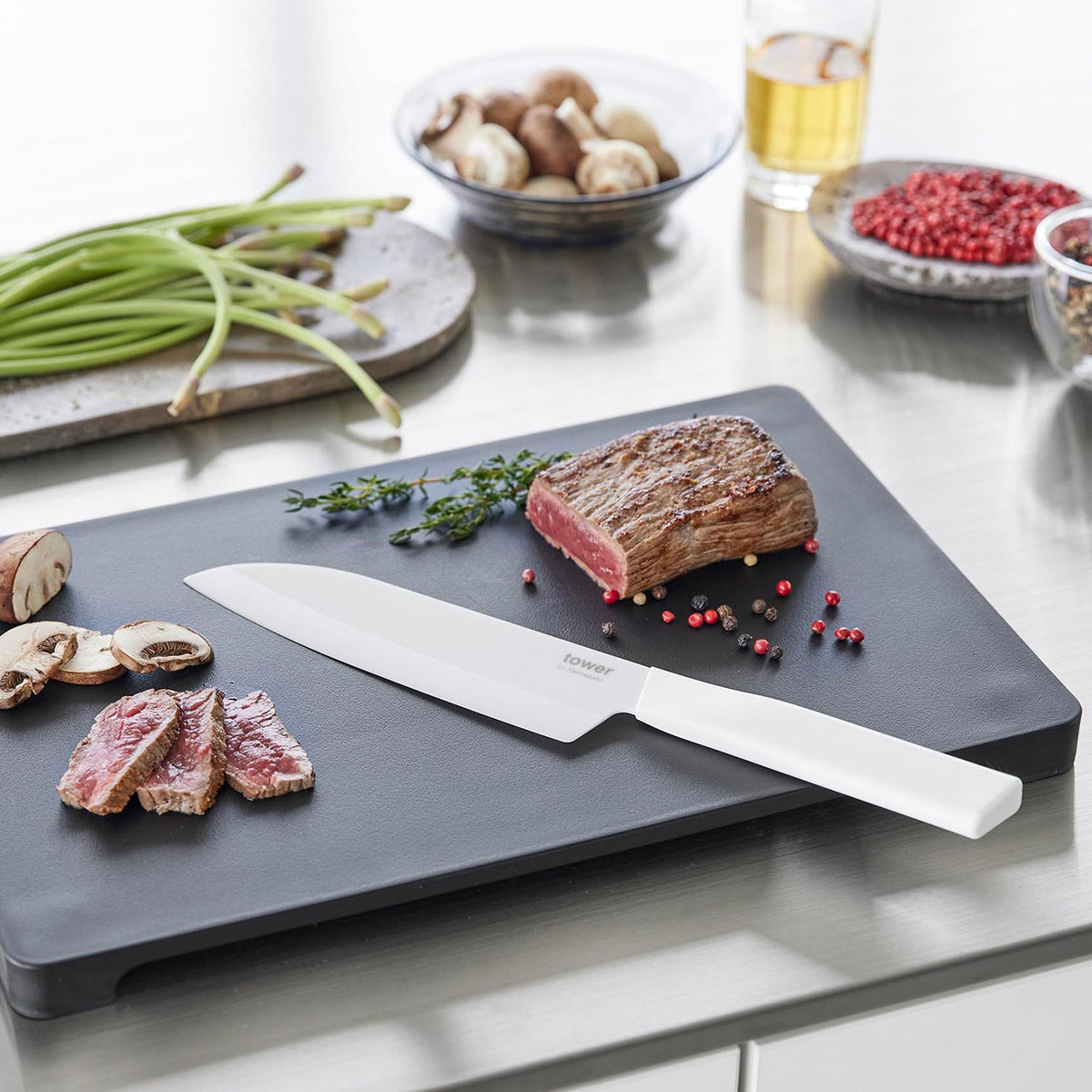 Yamazaki Tower Ceramic Santoku Knife 16.5 cm, Japan-Made 16.5 cm Ceramic Santoku Knife With a Zirconia Blade That Resists Wear and Does Not Rust, Cuts Fine Foods, Dishwasher Safe, 30.5 x 1.5 x 4.5 cm and 80 g, White or Black