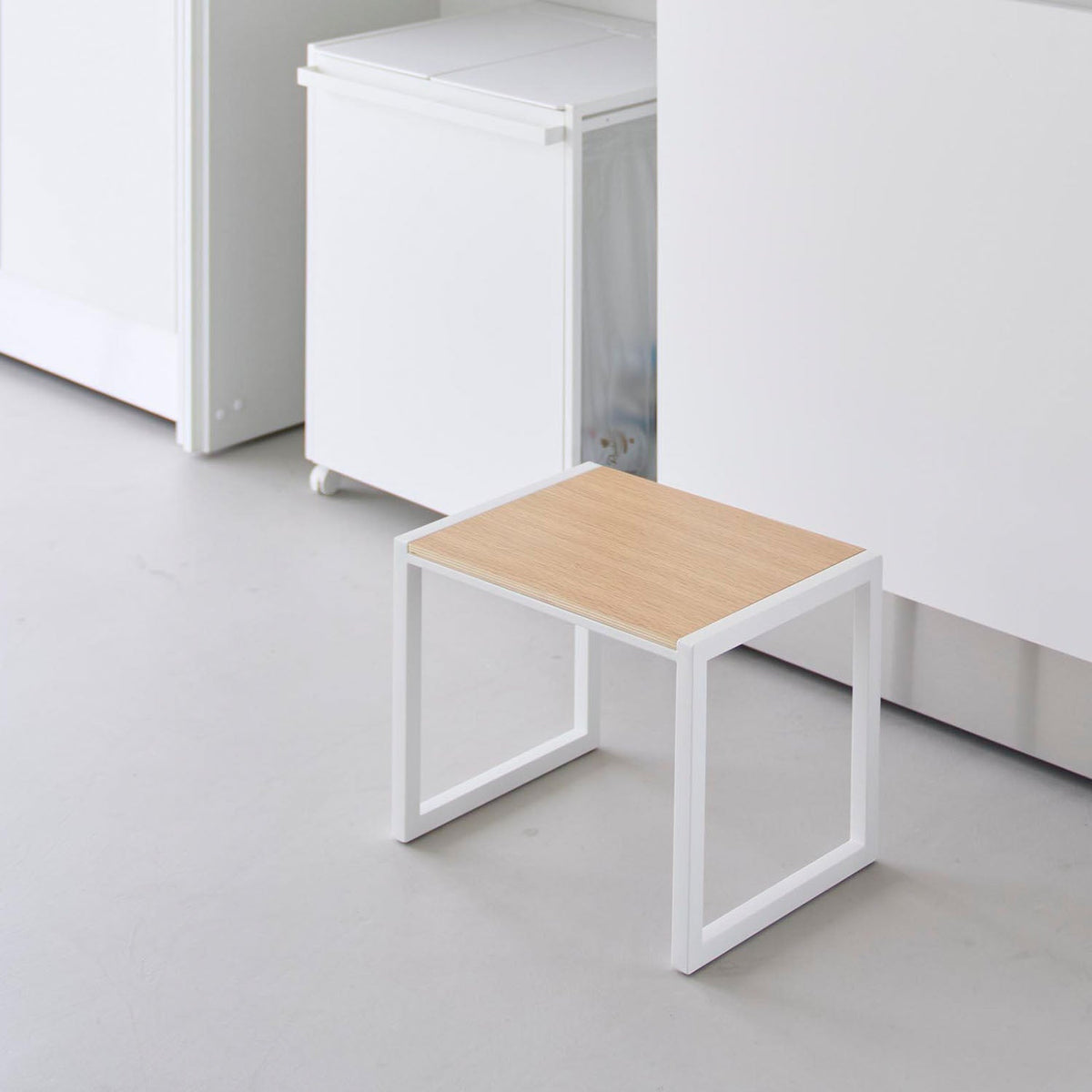 Yamazaki Tower Step Stool, 30 cm High, 30 cm Step Stool with a Natural Wood Top and a 100 kg Load for High Shelves and Light Bulbs, 40 x 28 x 30.1 cm and 2400 g, White or Black