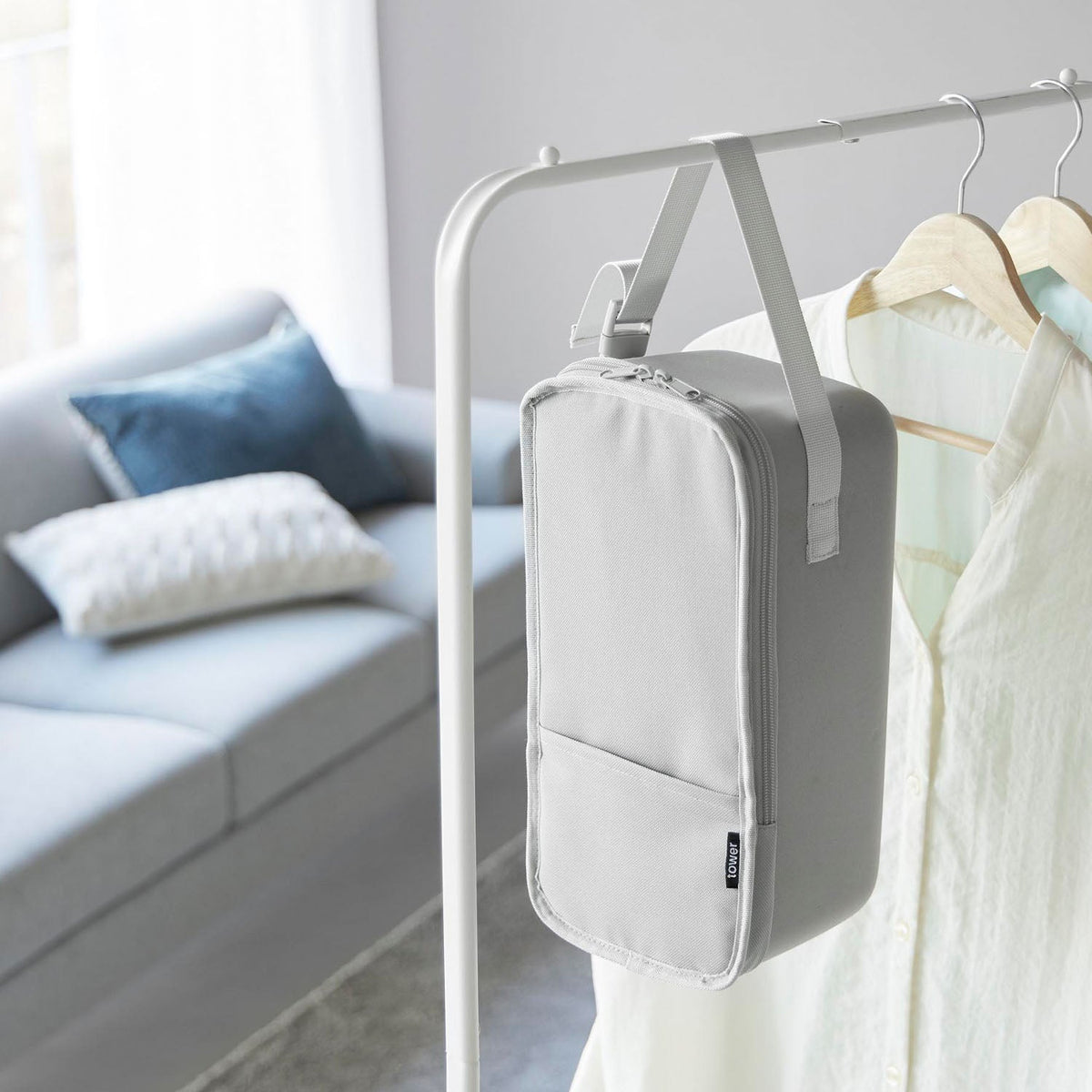 Yamazaki Tower Semi-Hard Storage Case for a Handheld Steamer, Semi-Hard Case That Hangs a Handheld Steamer in a Closet, Opens Wide at the Front With a Double-Ended Zip and a Pocket, Holds 1.5 kg, 18 x 14 x 33 cm and 365 g, Light Gray or Black