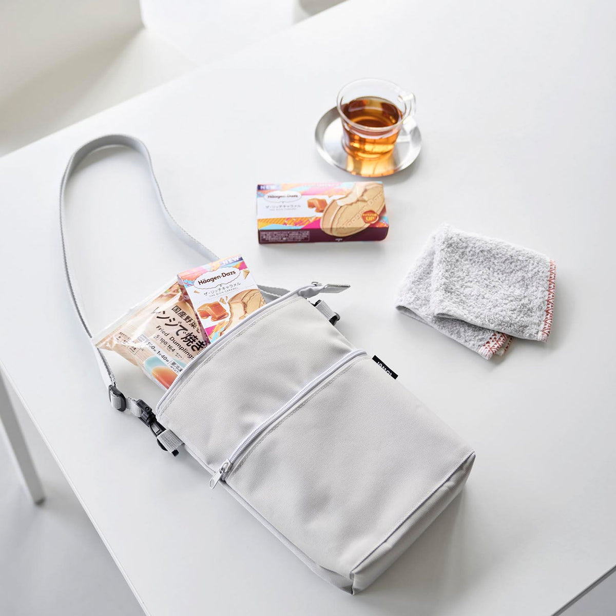 Yamazaki Tower Mini Cold and Warm Bag for Convenience-Store Shopping, Slim Cold and Warm Mini Bag with a Shoulder Strap for Small Convenience-Store Shopping, 29 x 5.5 x 24 cm without the strap and 130 g, Light Gray or Black