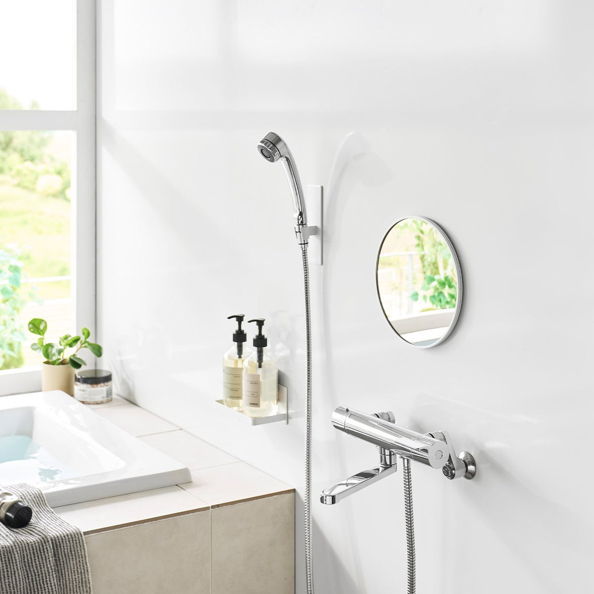 Yamazaki Tower Magnetic Bathroom Mirror Round 23 cm, Round 23 cm Magnetic Mirror That Sticks Where You Like on a Steel Bathroom Wall and Lifts Off by a Finger Gap, Anti-Fog Film Keeps It Clear, 3 mm Glass, 23 x 1.4 x 23 cm and 550 g, White or Black