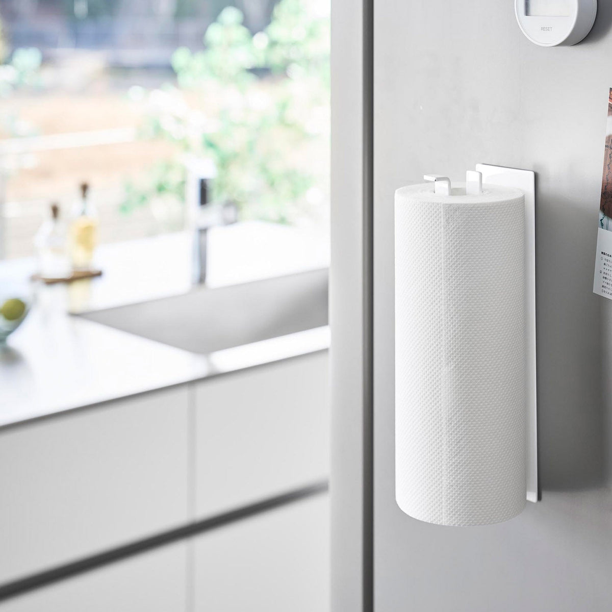 Yamazaki Tower Magnetic One-Hand-Cut Paper Towel Holder M, Upright Magnetic Holder for Kitchen Paper Rolls up to 11 cm Across and 23 cm Wide, Tear a Sheet with One Hand, Sticks to a Steel Fridge Side, 6 x 9.3 x 24.5 cm and 440 g, White or Black