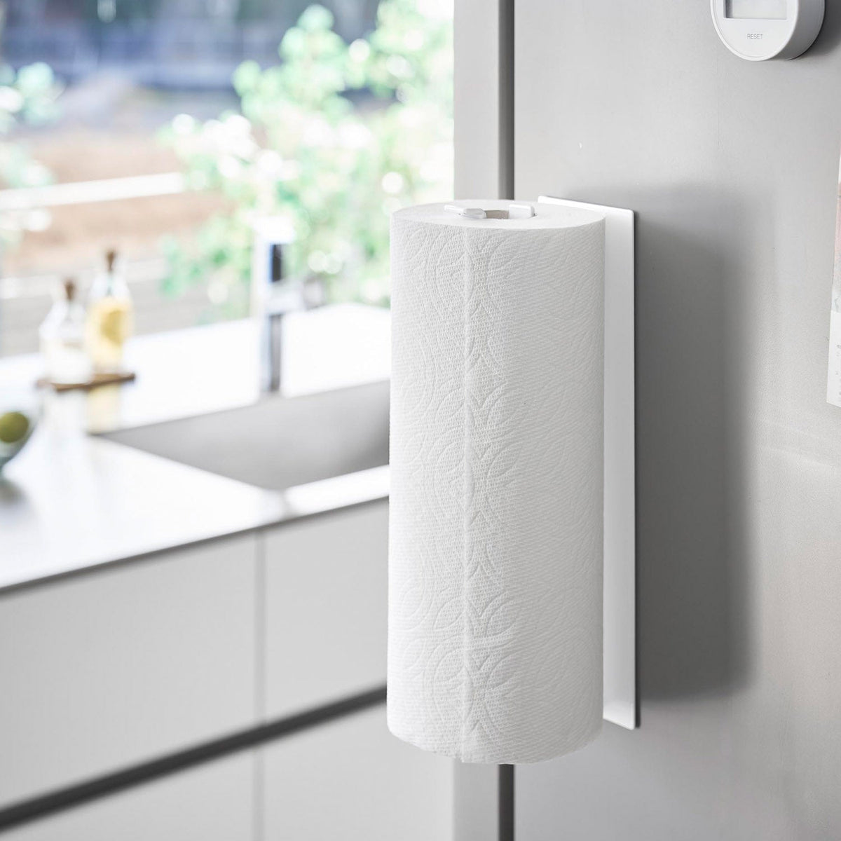 Yamazaki Tower Magnetic One-Hand-Cut Paper Towel Holder L, Upright Magnetic Holder for Kitchen Paper Rolls up to 15 cm Across and 28 cm Wide, Tear a Sheet with One Hand, Sticks to a Steel Fridge Side, 8 x 11.3 x 29 cm and 690 g, White or Black