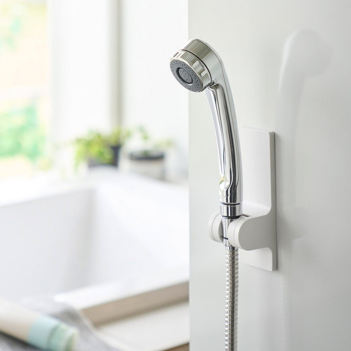 Yamazaki Tower Magnetic Adjustable-Angle Shower Holder, Magnetic Shower Holder with an Adjustable Angle that Sticks to a Steel Bathroom Wall, Three Angle Steps of 10 Degrees, Fits Hoses up to 1.8 cm Across, 5.5 x 5.7 x 16 cm and 225 g, White or Black