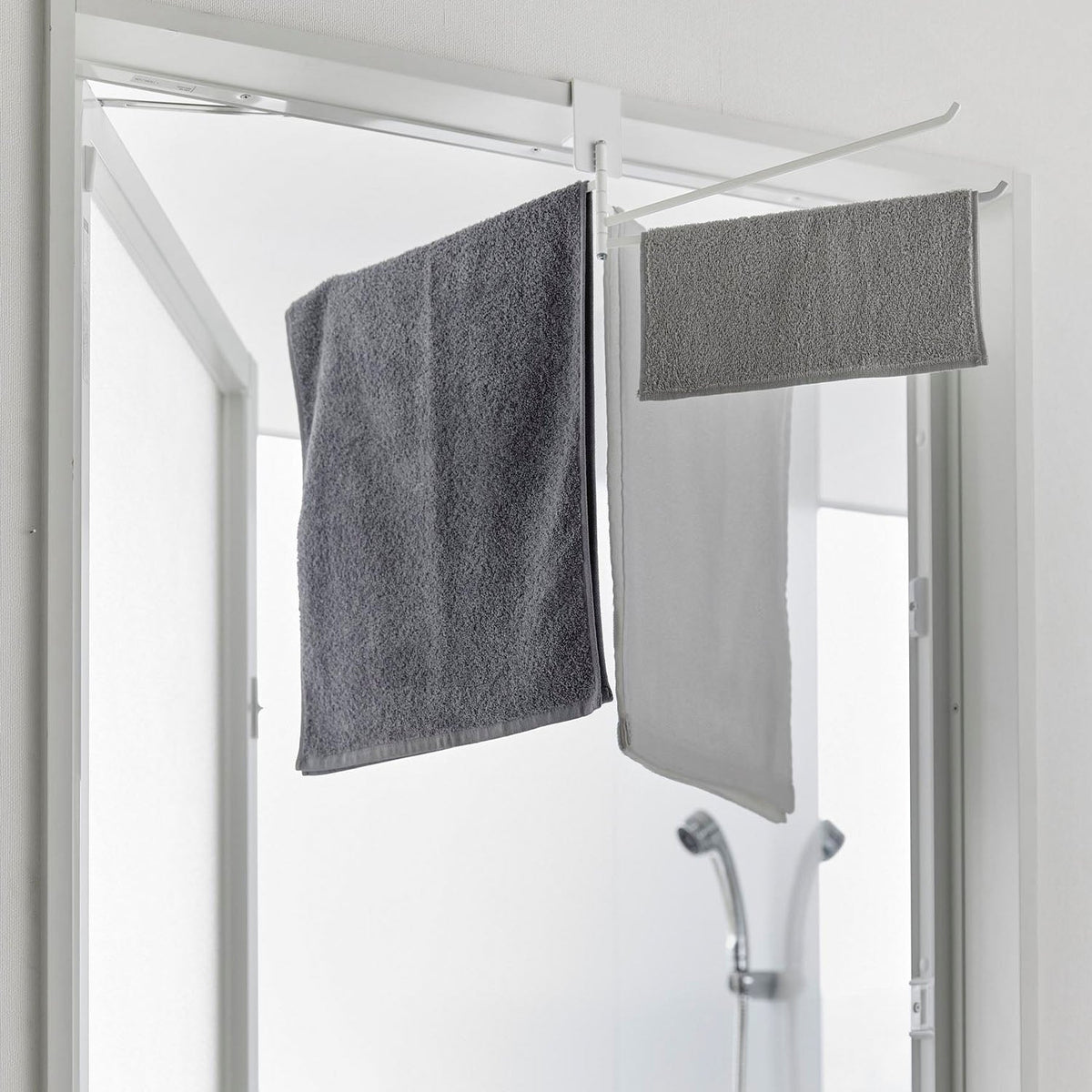 Yamazaki Tower 360-Degree Rotating Indoor Drying Towel Hanger, Rotating Hanger Clamped to a Door Frame That Opens Out for Drying Towels, Folds Slim, 300 g Per Arm, 4 x 33.1 x 14 cm folded; 60.8 x 60.8 x 14 cm open and 330 g, White or Black