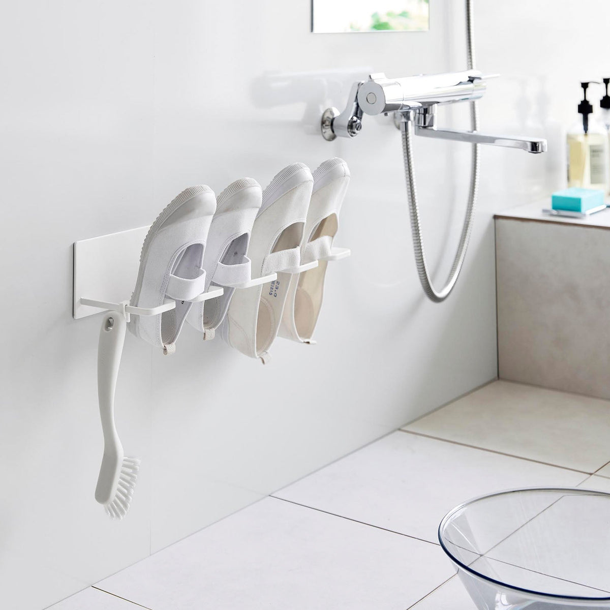 Yamazaki Tower Magnetic Bathroom Indoor-Shoe and Kids Shoe Hanger, Magnetic Wall Hanger for Drying Washed Indoor Shoes and Kids Shoes in the Bathroom, 37.5 x 13.1 x 12.9 cm and 690 g, White or Black