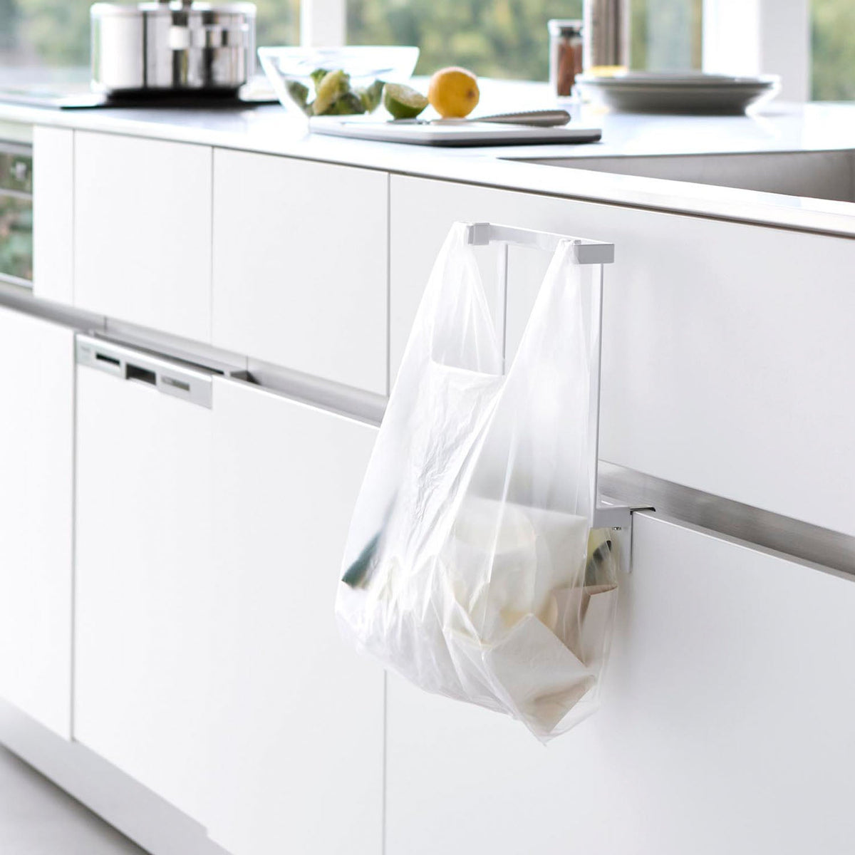 Yamazaki Tower Plastic Bag Hanger for Sink Cabinet Doors, Hanger That Clamps Over a Sink Cabinet Door to Hang a Plastic Bag, Stops the Bag Catching When the Door Opens, Holds 1 kg, 22 x 8.1 to 10 x 25.6 cm and 315 g, White or Black