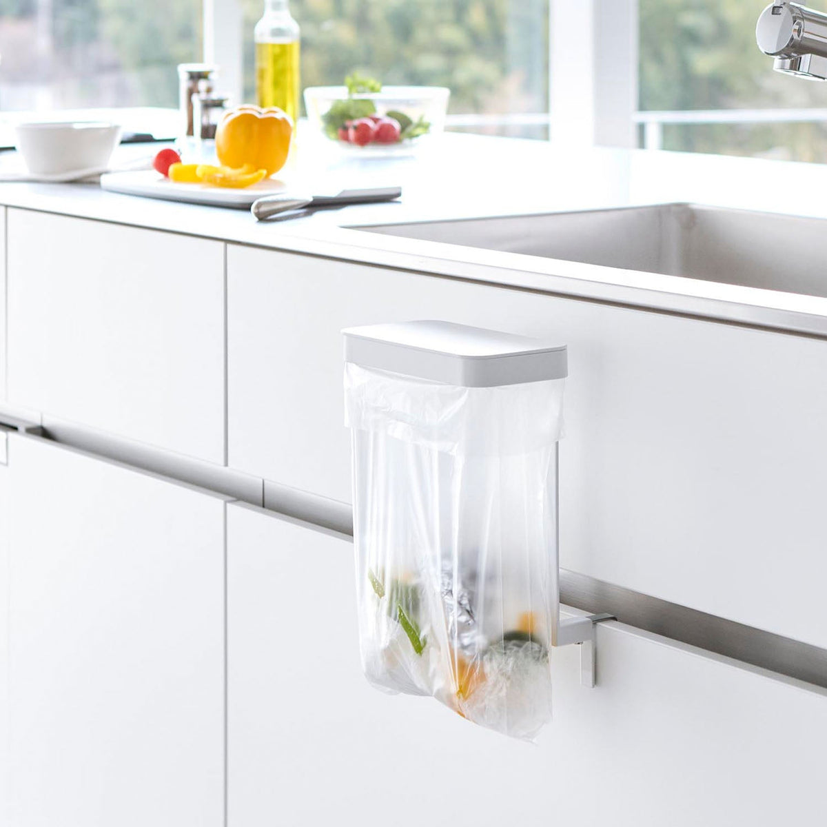 Yamazaki Tower Under-Sink Door Poly Bag Holder with Lid, Lidded Poly Bag Holder that Hangs on an Under-Sink Cabinet Door, 18 x 13.5 to 15.3 x 25.6 cm; 34 cm high with the lid open and 405 g, White or Black