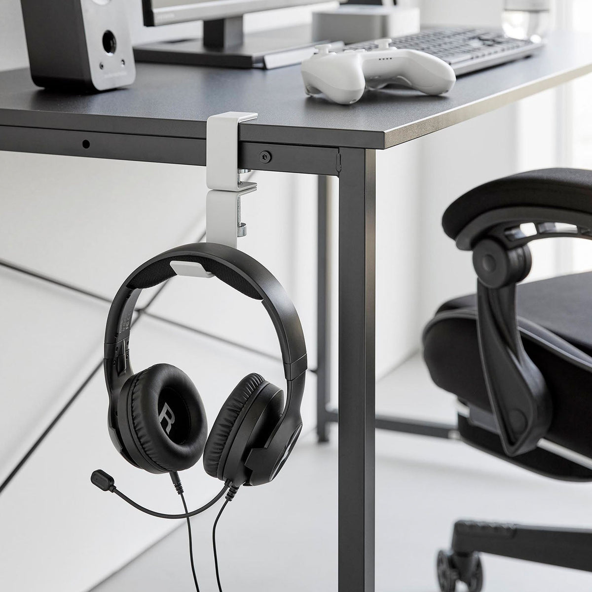 Yamazaki Smart Desk-Side Rotating Headphone Holder, Clamp-On Headphone Holder for a Desk Edge that Rotates 360 Degrees, with a Magnetic Cable Clip, Fits Desktops 1.2 to 5.5 cm Thick, 3 to 11.9 x 4.5 to 12.4 x 13.8 cm and 320 g, White or Black