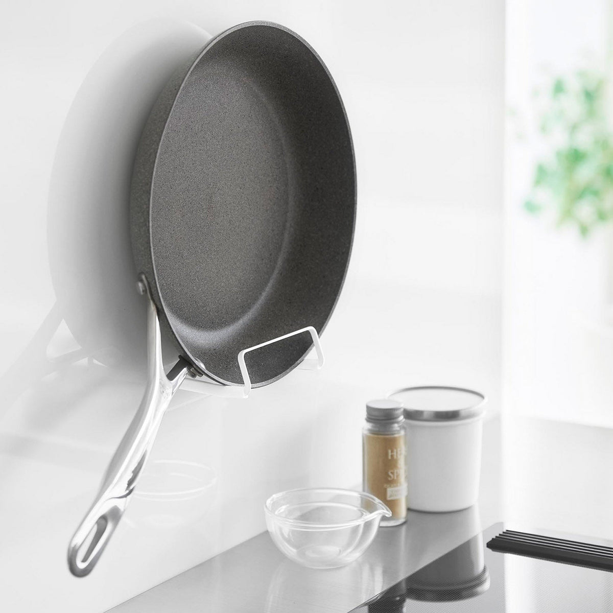 Yamazaki Tower Magnetic Frying Pan Holder, Magnetic Holder that Stores a Frying Pan up to 7 cm Deep on a Steel Wall, with a Silicone Cushion that Prevents Slipping and Scratches, 14 x 8.3 x 11 cm and 250 g, White or Black