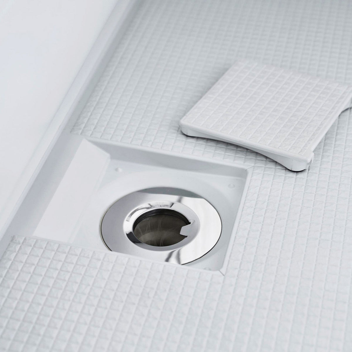 Yamazaki Tower Bath Drain Net Holder for Easy Net Change, Round Stainless Steel Holder for a Bath Drain That Hooks a Drain Net on the Back, Fits Drains 10 to 13 cm Across, 14 x 14 x 1.4 cm and 102 g, Silver