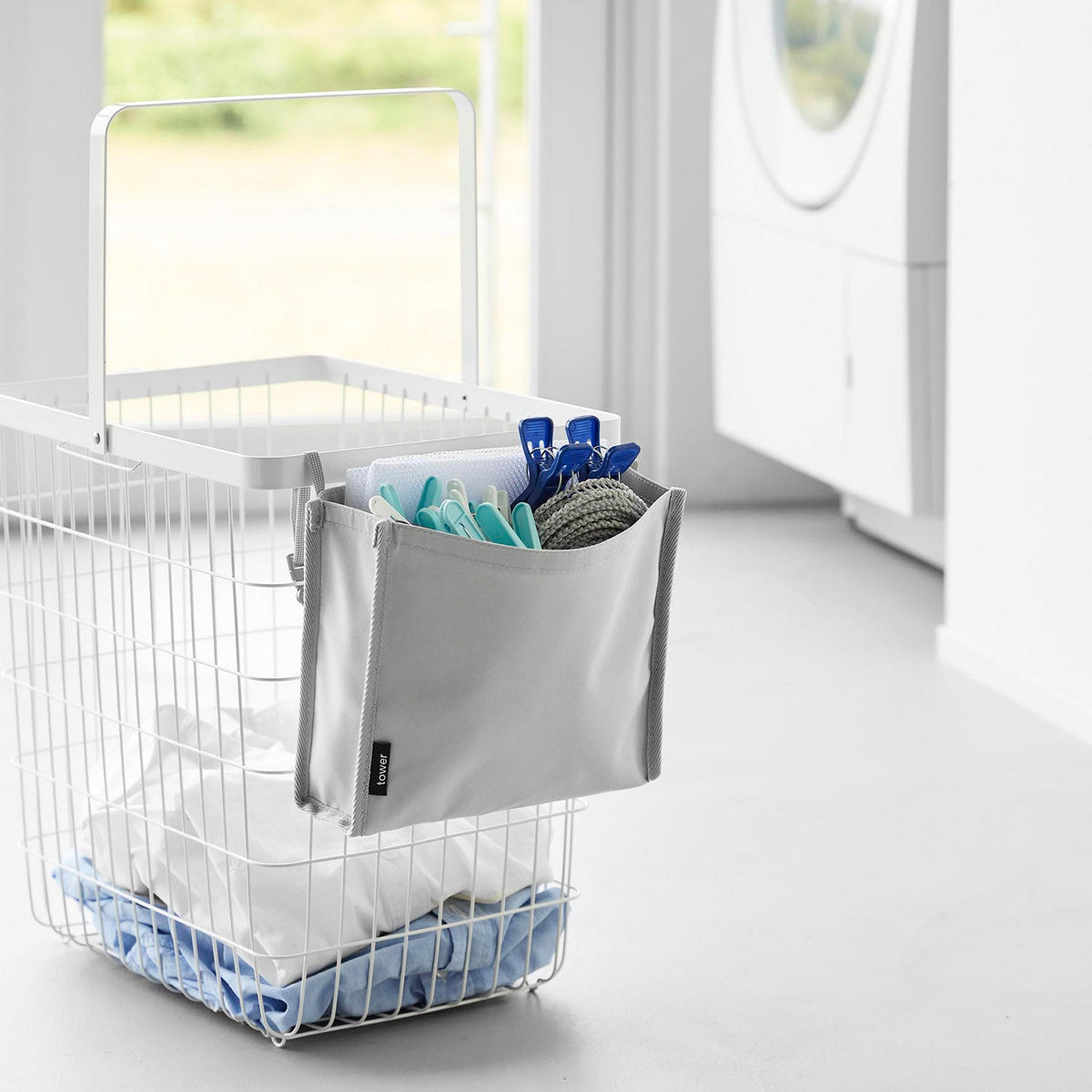 Yamazaki Tower Laundry Basket Clothespin and Net Pocket, Fabric Pocket That Straps to a Laundry Basket with a Belt and Buckle to Store Pegs and Laundry Nets, Loop 7 to 12 cm, 27 x 8 x 19.5 cm without the belt and 95 g, Light Grey or Black