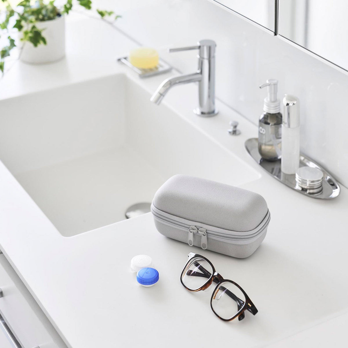 Yamazaki Tower Glasses and Contact Lens Case, Zip Case that Carries Glasses on One Side and Contact Lens Items in a Mesh Pocket, with a Soft Pouch and a Hook Ring, 18 x 10 x 7.8 cm and 120 g, Light Grey or Black