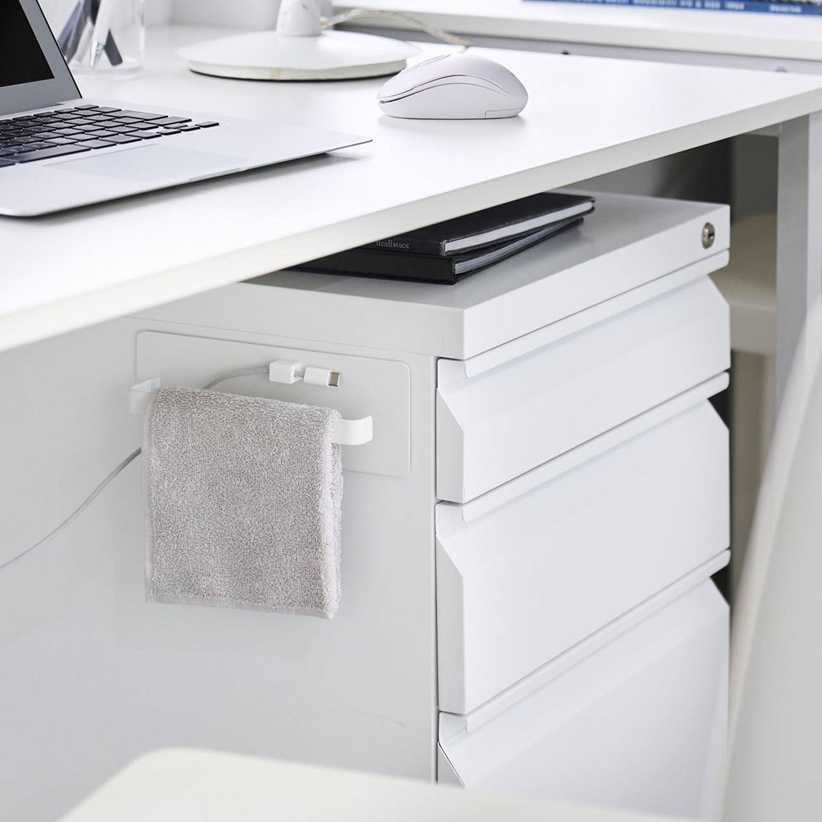 Yamazaki Tower Magnetic Hand Towel Hanger for Desk Wagons, Magnetic Bar With a Folded End That Sticks to a Steel Desk Wagon and Dries a Damp Hand Towel, Includes a Cable Holder, 20 x 4 x 7 cm and 245 g, White or Black