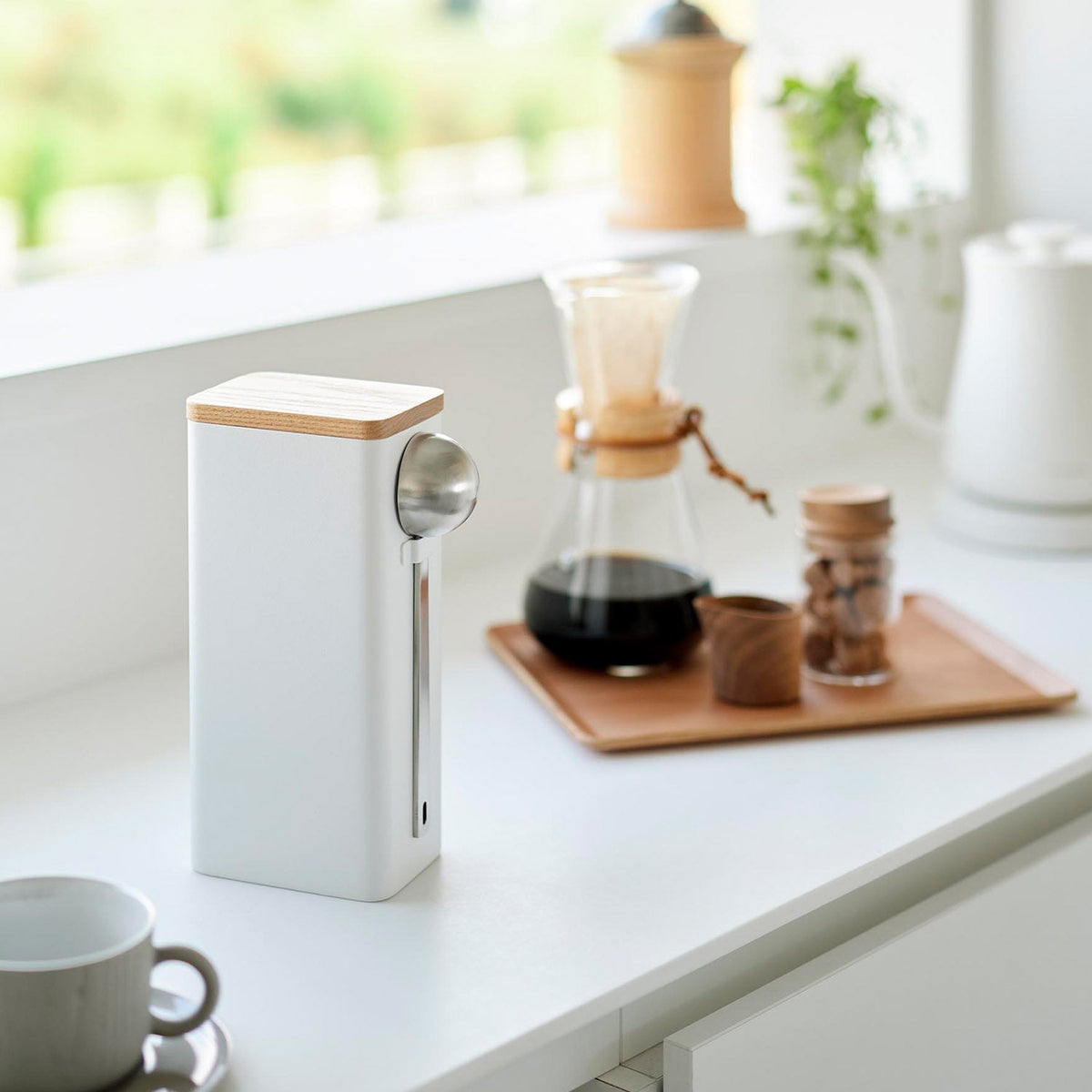 Yamazaki Tower Coffee Bean Storage Case for a Whole Bag with a Spoon, Slim Steel Container for a Whole Bag of Coffee Beans up to 250 g, with a Wooden Lid and Spoon, 12.7 x 7.1 x 21 cm including the spoon and 800 g, White or Black
