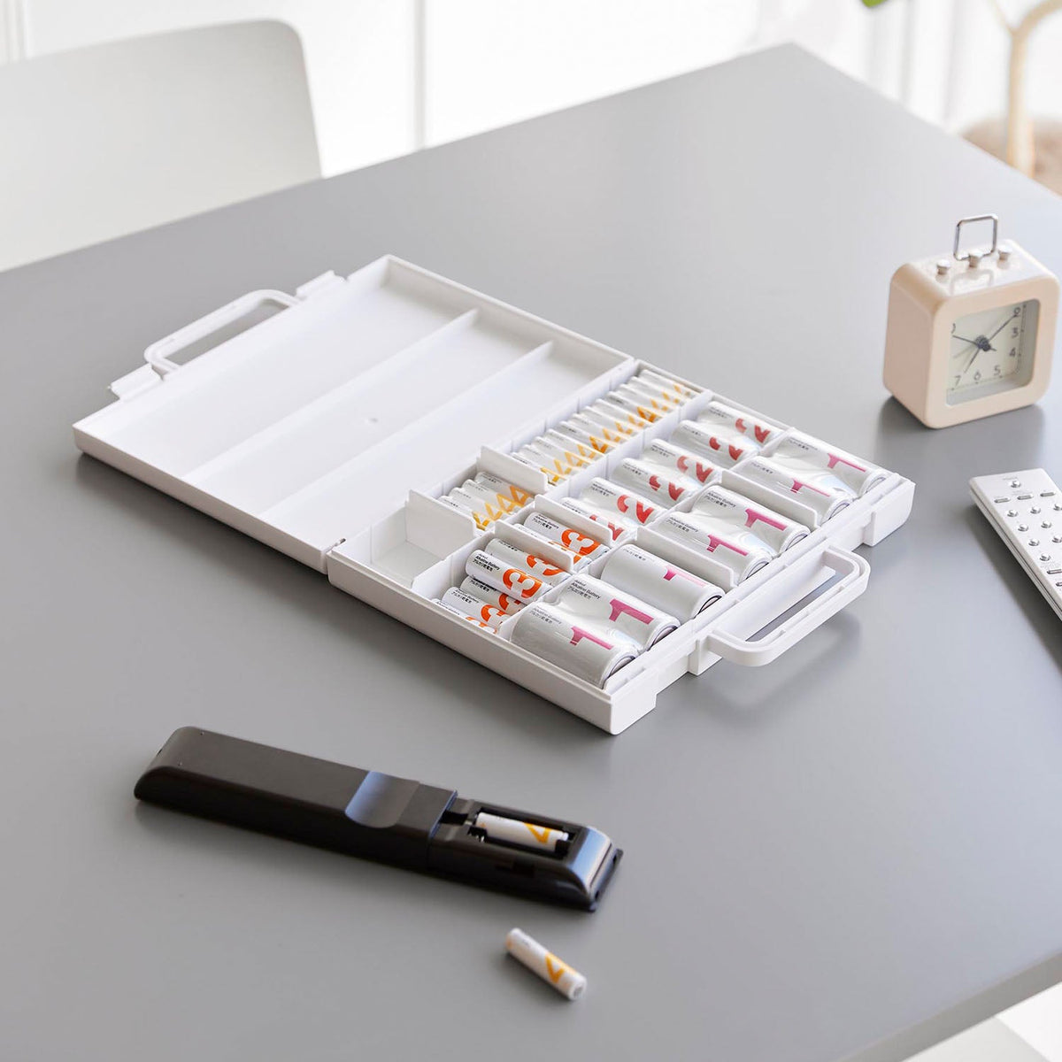 Yamazaki Tower Slim Battery Sorting Case with Handle, Slim Case with Three Tiers and Movable Dividers that Sorts Spare Batteries by Height, with a Carry Handle, 25.5 x 4.1 x 21.9 cm and 450 g, White or Black