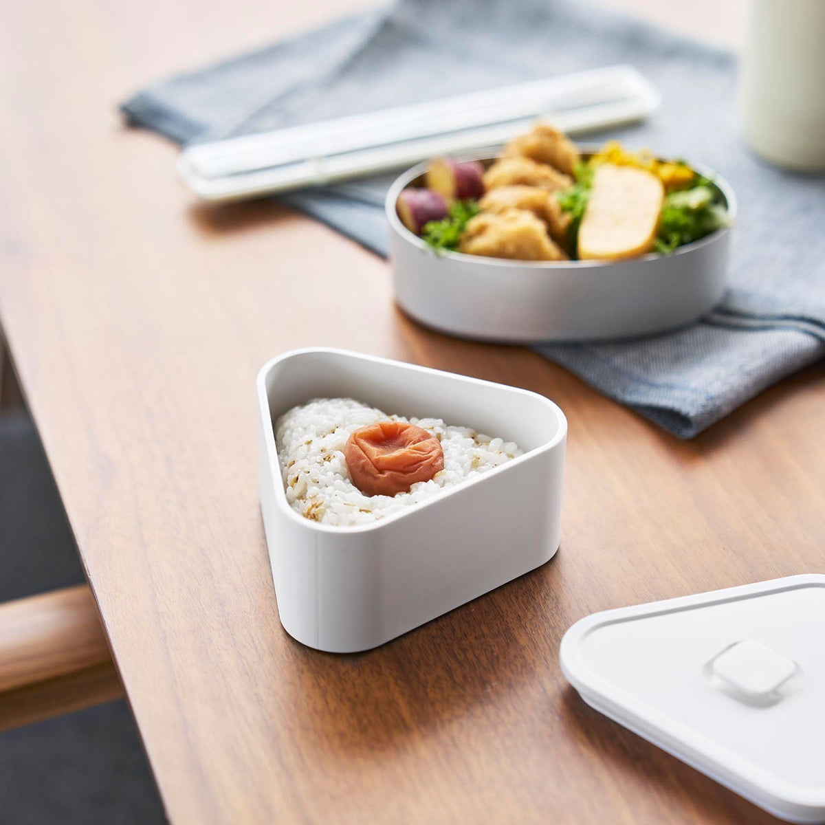 Yamazaki Tower Airtight Rice Ball Case, Push-Valve Airtight Case That Fits One Rice Ball, Single Case, 230 mL, Fridge and Freezer Safe, 10.6 x 9.8 x 5.2 cm and 95 g, White or Black
