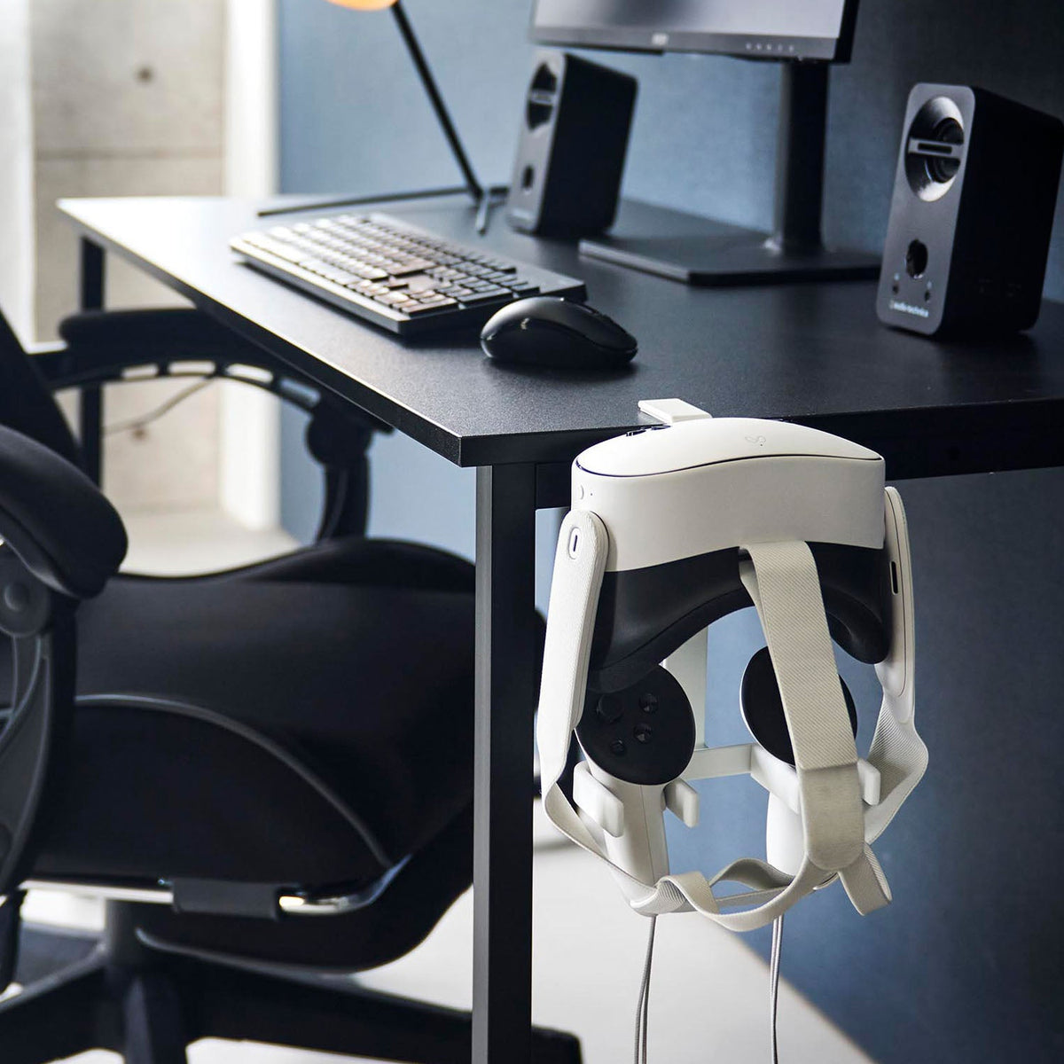 Yamazaki Smart Desk-Side VR Headset and Controller Rack, Clamp-On Rack for a VR Headset and Controllers at the Side of a Desk, 15.3 x 12.3 x 18.7 cm and 410 g, White or Black