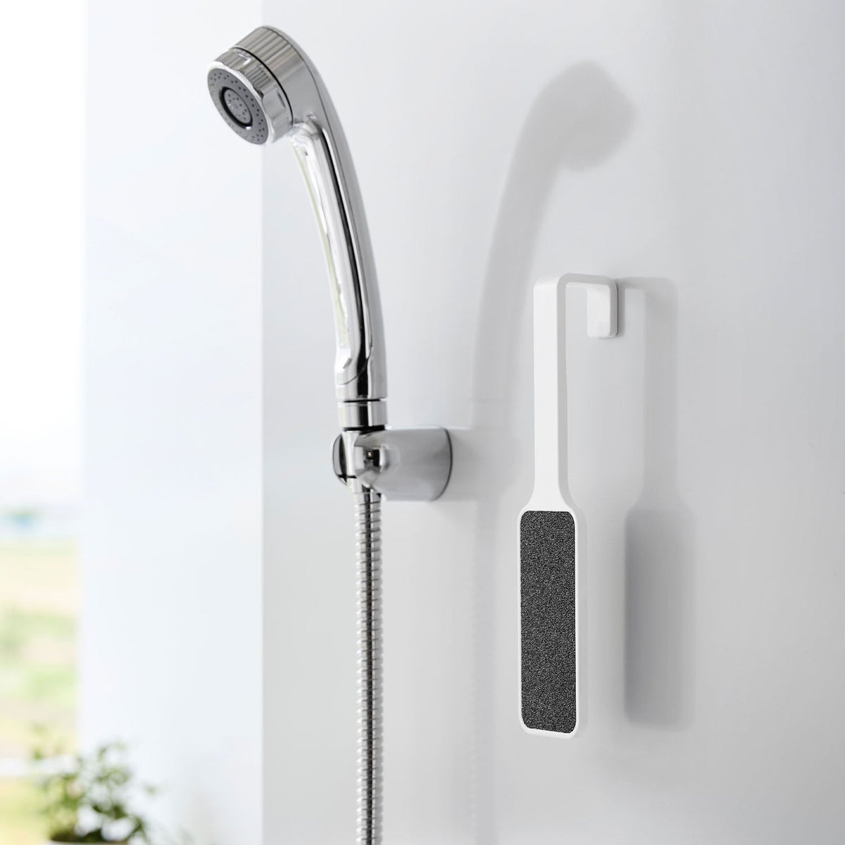 Yamazaki Tower Magnetic Heel File, Heel File That Floats on a Bathroom Wall by Magnet to Dry Without Slime, Hangs on a Towel Bar or Laundry Pipe Too, 5 x 3.6 x 22 cm and 55 g, White or Black