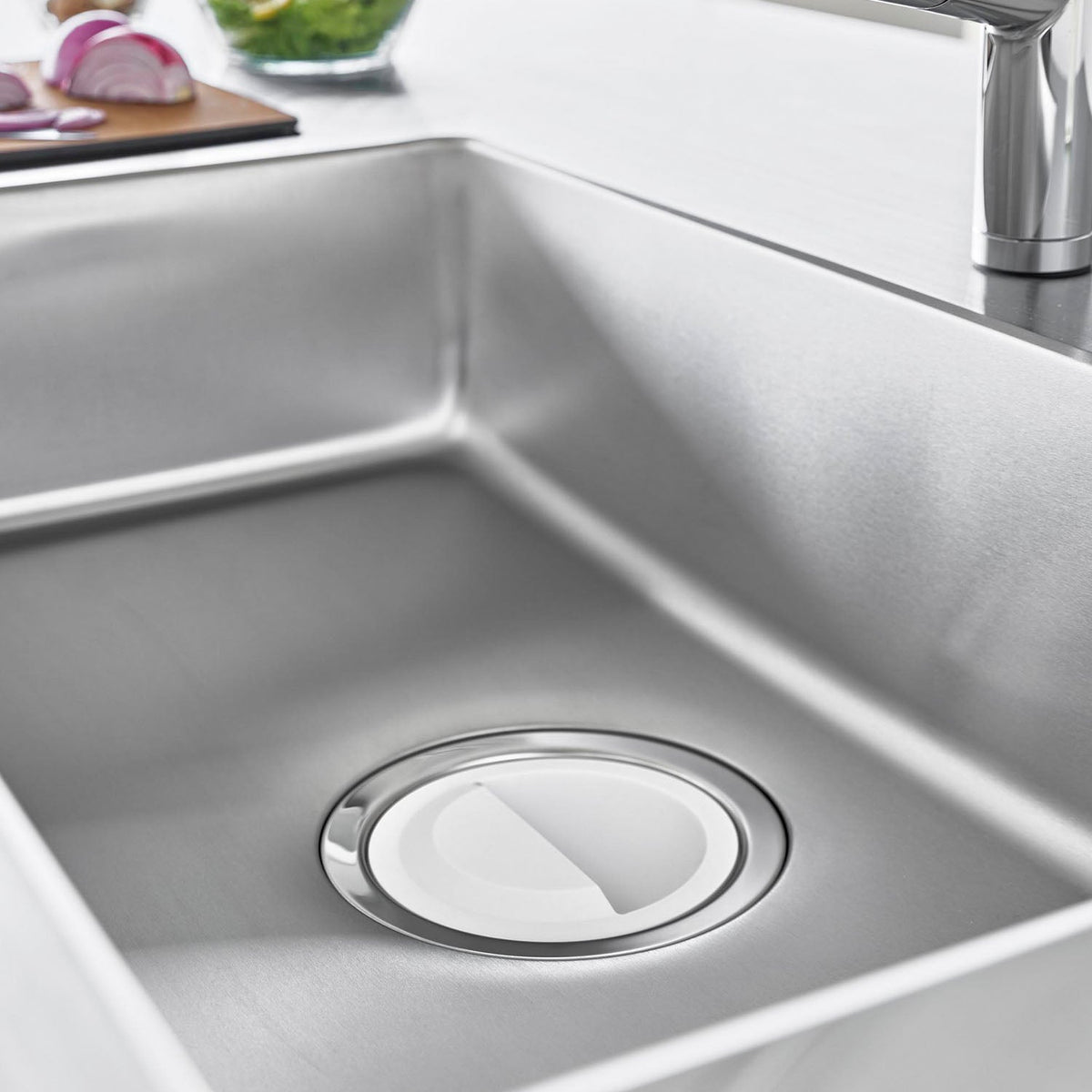 Yamazaki Tower Sink Drain Cover with Net Holder, Round Cover for a 14.5 cm Sink Drain that Hides the Waste and Holds a Drain Net on a Back Holder, Pull the Net Off with One Hand, Heat Resistant to 130 C, 14.4 x 14.4 x 3 cm and 50 g, White or Black
