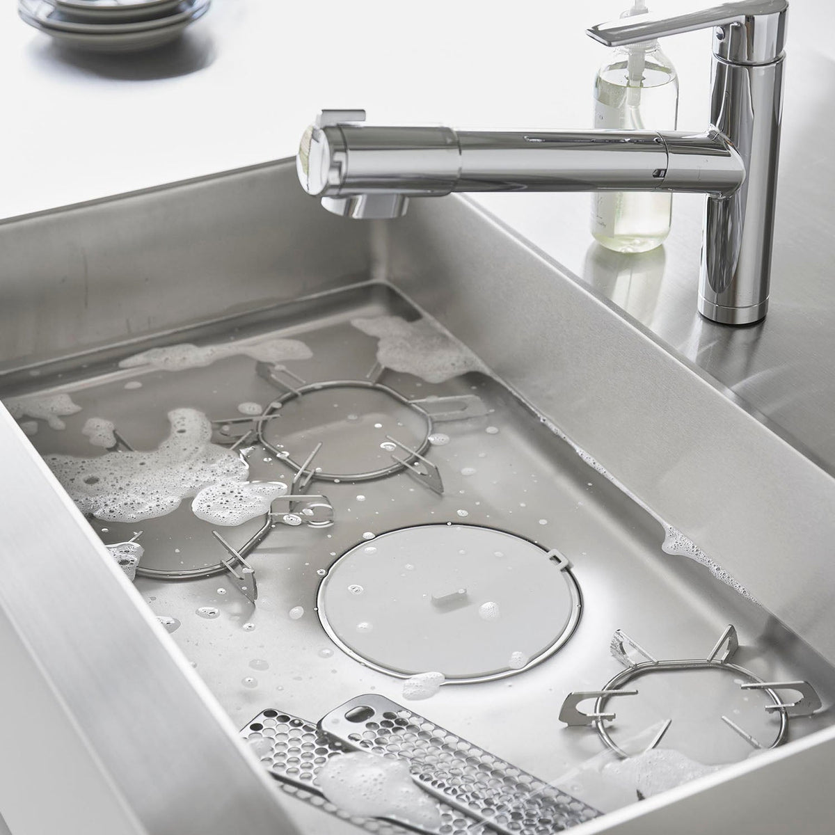 Yamazaki Tower Magnetic Soak-Wash Sink Cap, Silicone Cap That Seals a Sink Drain up to 15 cm Across for Soak-Washing Grates and Cloths, Heat Resistant to 250 C, Sticks to a Steel Wall, 17 x 17.9 x 1.5 cm and 95 g, White or Black