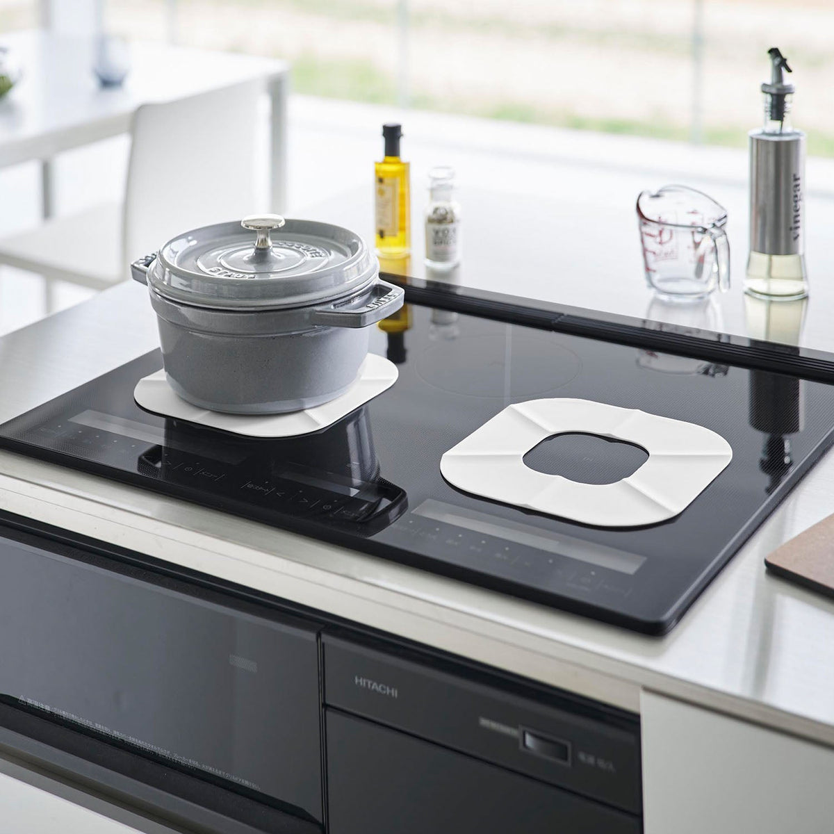 Yamazaki Tower Silicone Mat for Induction Cooktops, Thin Silicone Mat That Protects an Induction Cooktop from Spills and Scratches, Heat Resistant to 250 C, Dishwasher Safe, 19.9 x 19.9 x 0.4 cm and 80 g, White or Black