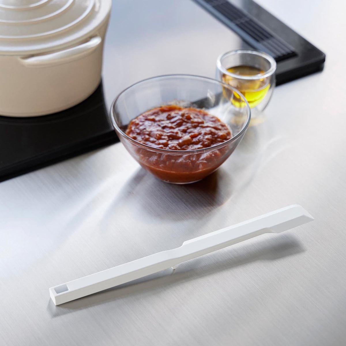 Yamazaki Tower Multi-Use Silicone Spatula, Long Silicone Spatula With Two Different Ends for Jars, Bags and Pans, Tip Stays Off the Counter, Heat Resistant to 250 C, 3.2 x 1.5 x 26 cm and 60 g, White or Black