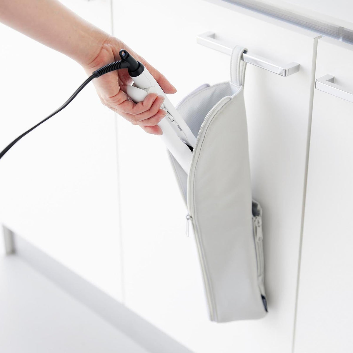 Yamazaki Tower Heat-Resistant Hair Iron Pouch, Large, Heat-Resistant Hanging Pouch for a Hair Iron with a Glass-Fibre Lining Rated to 300 C, 11 x 12 x 37 cm without the strap; 41.5 cm with the strap and 105 g, Light Gray or Black