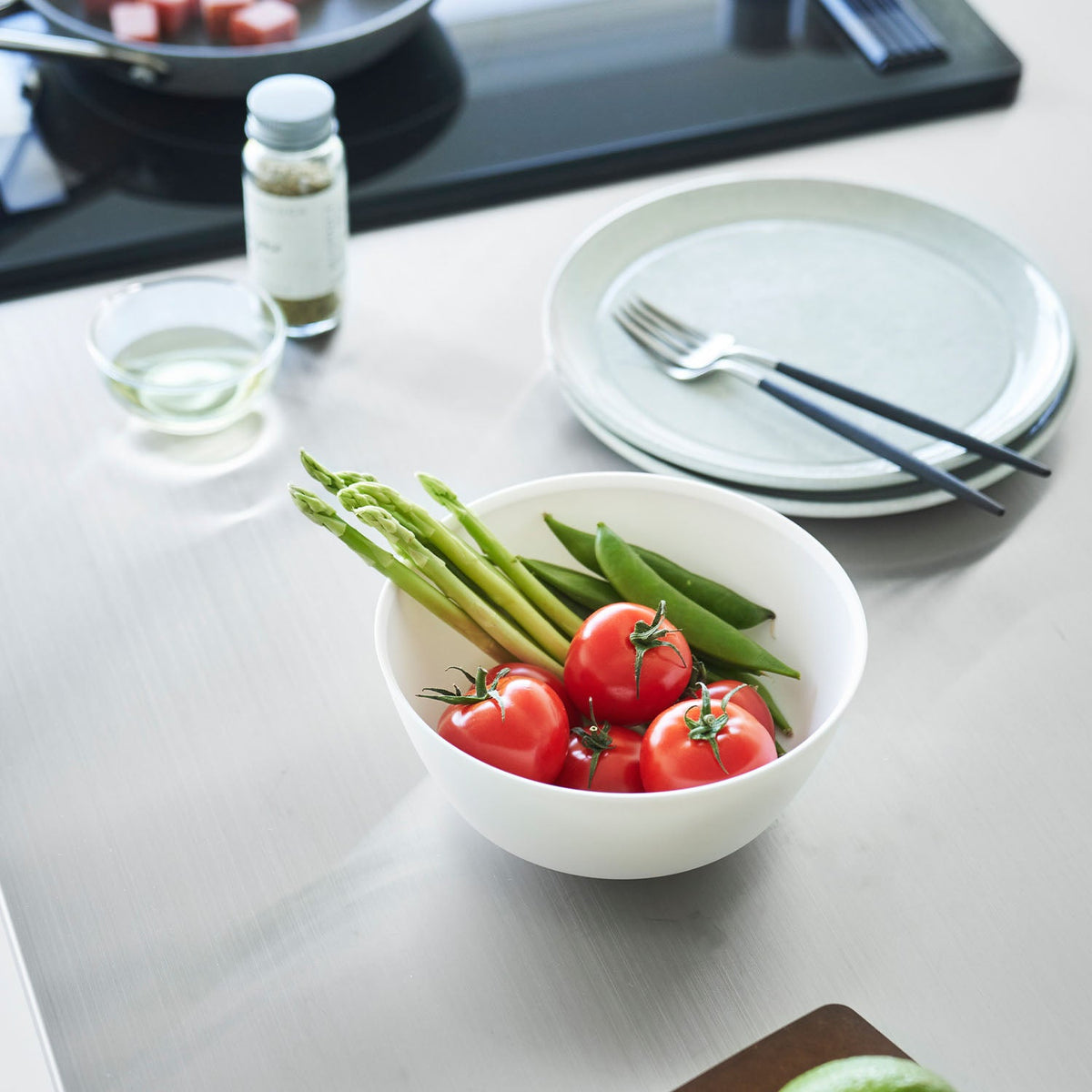 Yamazaki Tower Tilting Mixing Bowl S, Microwave Safe, Mixing Bowl That Holds Itself at a Slant so You Can Whisk with One Hand, 800 mL, Microwave and Dishwasher Safe, 15.9 x 15.9 x 7 cm and 90 g, White or Black