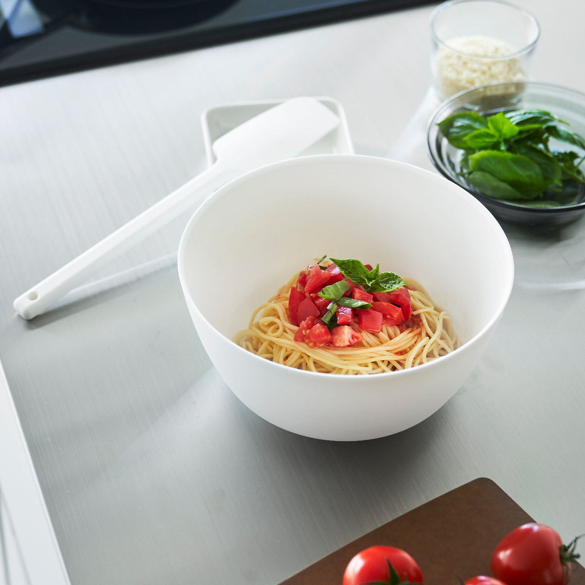 Yamazaki Tower Tilting Mixing Bowl M, Microwave Safe, Mixing Bowl That Holds Itself at a Slant so You Can Whisk with One Hand, 1.8 L, Microwave and Dishwasher Safe, 19.9 x 19.9 x 9.6 cm and 150 g, White or Black