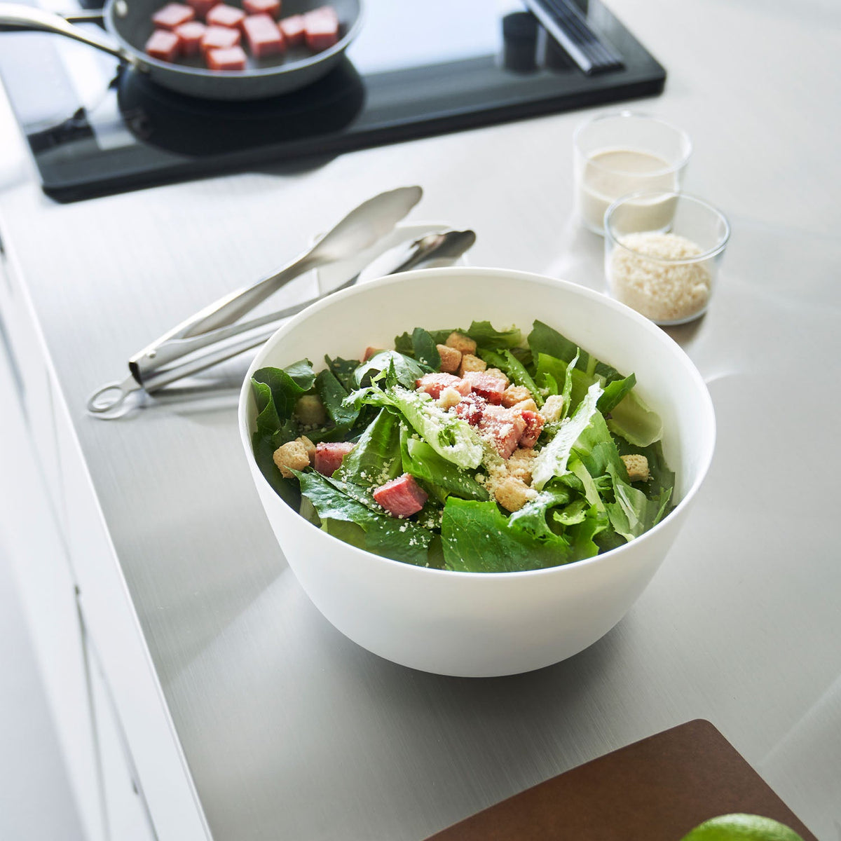 Yamazaki Tower Tilting Mixing Bowl L, Microwave Safe, Mixing Bowl That Holds Itself at a Slant so You Can Whisk with One Hand, 4 L, Microwave and Dishwasher Safe, 24.9 x 24.9 x 12.4 cm and 240 g, White or Black