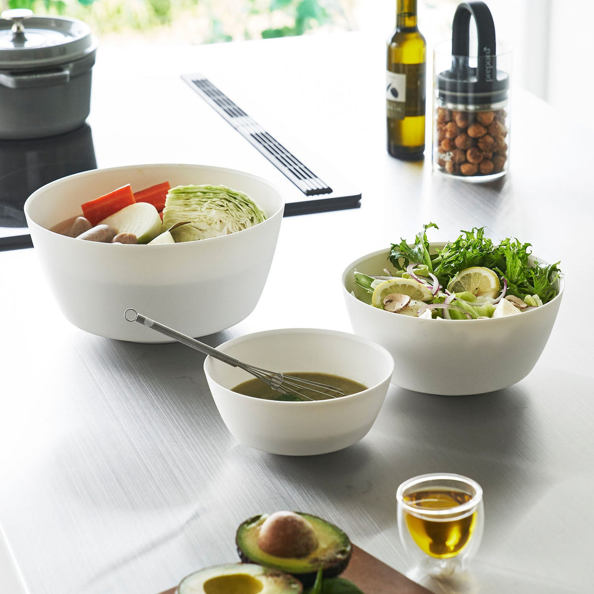 Yamazaki Tower Tilting Mixing Bowls, Set of 3, Microwave Safe, Three Bowls that Hold a Tilt for Easy Mixing, Microwave and Dishwasher Safe, S 15.9 x 15.9 x 7 cm; M 19.9 x 19.9 x 9.6 cm; L 24.9 x 24.9 x 12.4 cm and 480 g, White or Black