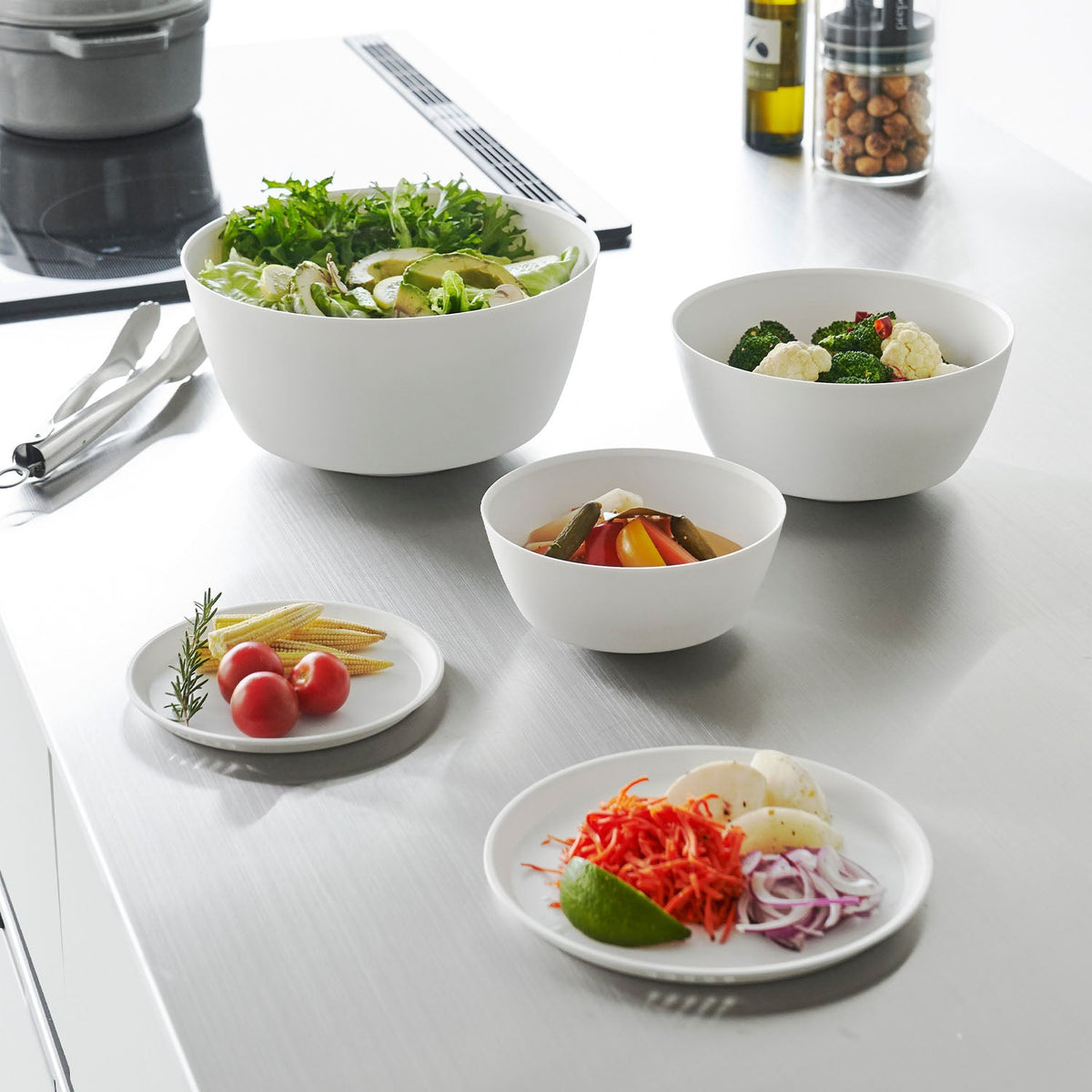 Yamazaki Tower Tilting Mixing Bowls with Lids, 5-Piece Set, Microwave Safe, Three Tilting Mixing Bowls with Two Lids that Go in the Microwave and Dishwasher, S 15.9 x 15.9 x 7 cm; M 19.9 x 19.9 x 9.6 cm; L 24.9 x 24.9 x 12.4 cm and 600 g, White or Black