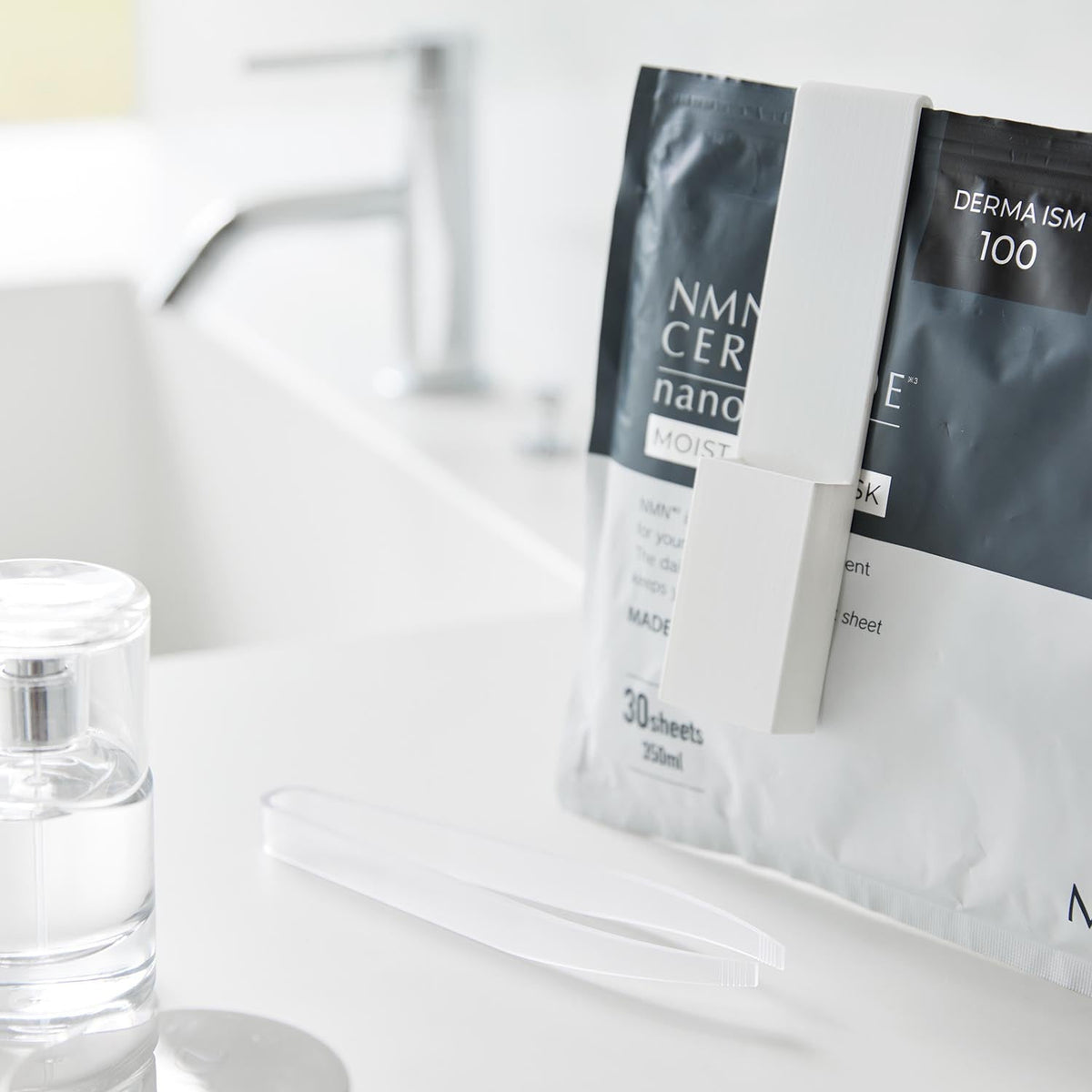 Yamazaki Tower Face Mask Tongs with Holder, Long Tongs with a Holder That Clips on a Face Mask Pouch Zipper so You Take Out a Sheet Without Touching It, Tips Stay Off the Counter, Holder 3.5 x 2 x 15 cm; tongs 3 x 1.2 x 14.8 cm and 40 g, White or Black