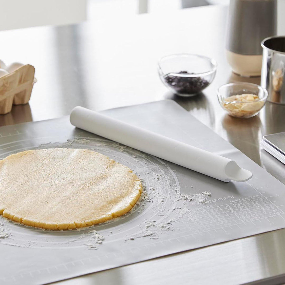 Yamazaki Tower Silicone Rolling Pin with Scraper, Two-Way Silicone Rolling Pin That Rolls Dough and Cuts It as a Scraper, Steel Core, Heat Resistant to 250 C, Dishwasher Safe, 3 x 3 x 30 cm and 185 g, White or Black