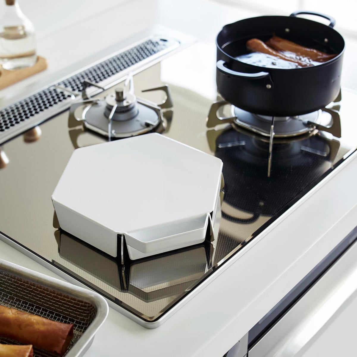 Yamazaki Tower Standing Burner Grate Cover, Steel Cover That Guards an Unused Burner Grate From Oil, Doubles as a Work Surface Holding 2 kg, Stands Up to Store, 21.8 x 21.7 x 4 cm and 530 g, White or Black