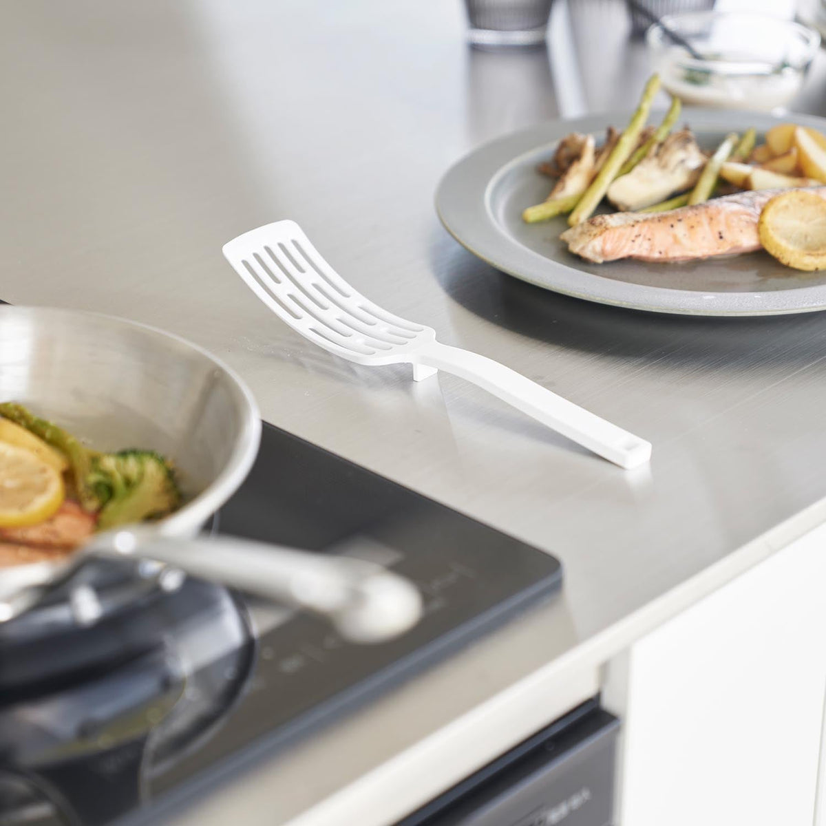 Yamazaki Tower Silicone-Handle Long Turner S, Compact Flexible Turner That Lifts and Turns Fish and Small Foods Whole Without Scratching Pans, Silicone Handle, Heat Resistant to 250 C, 5 x 4 x 24 cm and 25 g, White or Black